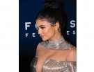 Stessa acconciatura anche per la sorella Kylie Jenner.  (Photo credit: Getty Images)