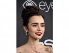 Lo chignon intrecciato di Lily Collins, con maxi crocchia. (Photo credit: Getty Images)