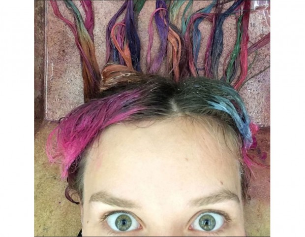 Un colore diverso per ogni ciocca. Anche Georgia May Jagger ha provato i rainbow hair. (Photo credit: Instagram @georgiamayjagger)