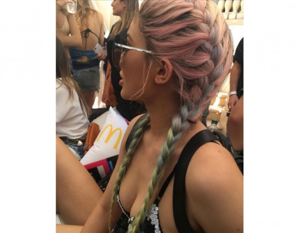 Kylie Jenner ha sperimentato i rainbow hair durante il festival di Coachella. (Photo credit: Instagram @kyliejenner)