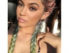 Rainbow hair e boxer braid, il perfetto look estivo. (Photo credit: Instagram @kyliejenner)