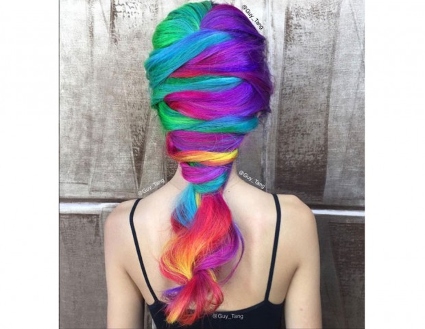 Capelli rainbow intrecciati in colori ad alto impatto. (Photo credit: Instagram @guy_tang)