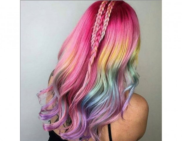I rainbow hair hanno bisogno di ritocchi frequenti per avere un colore sempre brillante. (Photo credit: Instagram @caitlinfordhair)