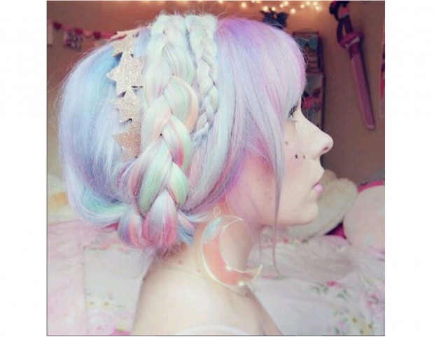 I capelli rainbow pastello per un effetto mini pony. (Photo credit: Instagram @bestdyed)