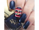 Base blu navy e accent nail a righe blu, bianche e rosse con charm a forma di ancora. (Photo credit: Pinterest @spangleynails) Base blu navy e accent nail a righe blu, bianche e rosse con charm a forma di ancora. (Photo credit: Pinterest @spangleynails)