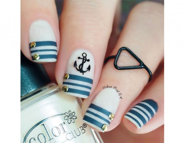 Nail art nautical con colori invertiti, base bianca e righe blu. (Photo credit: Instagram @urbannailart)