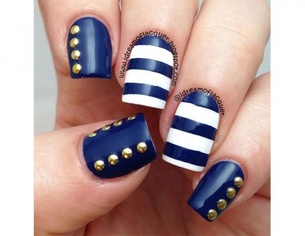 Righe e borchiette, nei colori tipici della nail art nautical. (Photo credit: Instagram @idreamoflaquer)