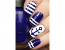 Classica nail art marinara bianca e blu. (Photo credit: Instagram @nailsbycambria) Classica nail art marinara bianca e blu. (Photo credit: Instagram @nailsbycambria)
