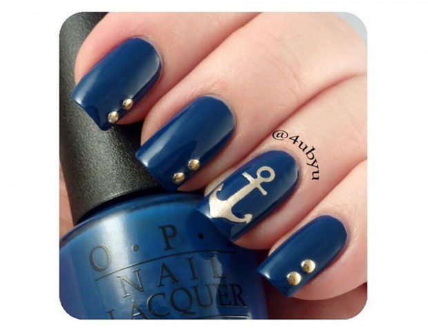 Una nail art nautical sofisticata, con decorazioni dorate. (Photo credit: Instagram @4ubyu)