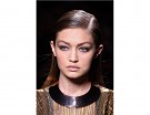 Capelli lunghi e pari, lisci e dall’effetto sleek con riga laterale.