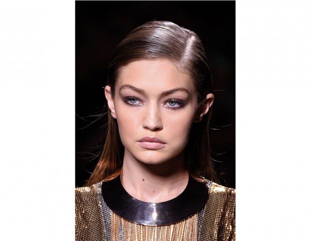 Capelli lunghi e pari, lisci e dall’effetto sleek con riga laterale.
