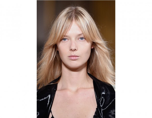 Capelli lunghi con frangia a tendina.