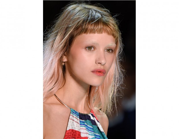 Long bob con frangia corta e pari.