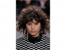 Il bob sui capelli ricci celebra il look naturale.