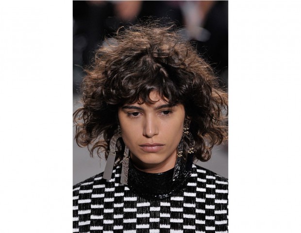 Il bob sui capelli ricci celebra il look naturale.