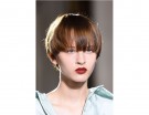 Pixie cut in stile anni ’60, con frangia lunga e piena.