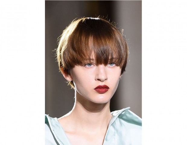 Pixie cut in stile anni ’60, con frangia lunga e piena.