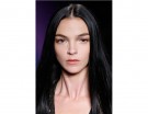 Capelli lunghi, pari e styling liscio.
