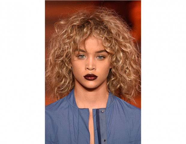 Long bob dall’effetto super mosso e selvaggio.