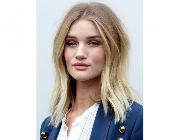 Rosie Huntington-Whiteley sfoggia un long bob dal taglio shag. (Photo credit: Getty Images)