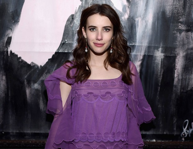 Flat waves e look boho per Emma Roberts. (Photo credit: Getty Images)