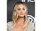 Kaley Cuoco ha scelto un look casual per i suoi capelli lunghi semi raccolti, con flat waves sulle ciocche libere ai lati del viso. (Photo credit: Getty Images)