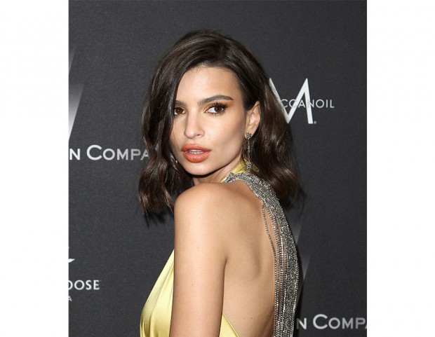 Emily Ratajkowski prova le flat waves su un long bob. (Photo credit: Getty Images)