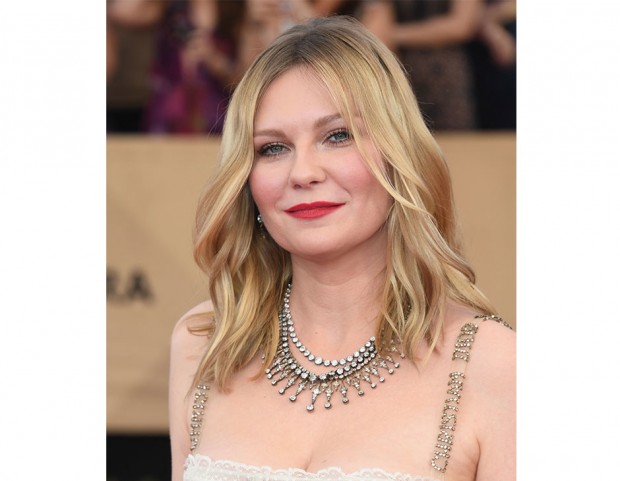 Le flat waves su Kirsten Dunst danno movimento senza aggiungere volume. (Photo credit: Getty Images)