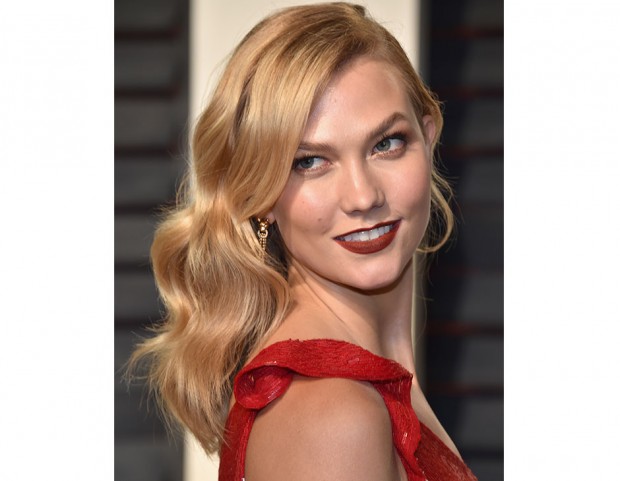 Flat waves super glam per il look da red carpet della top model Karlie Kloss. (Photo credit: Getty Images)