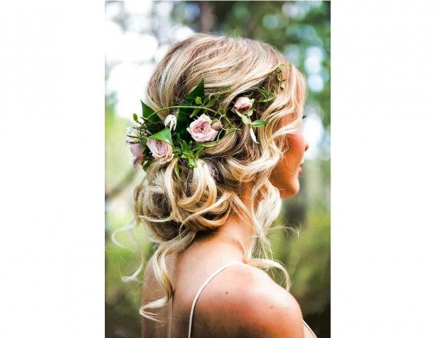 Uno chignon basso e morbido, decorato con i fiori. (Photo credit: Pinterest @Wedding Forward)