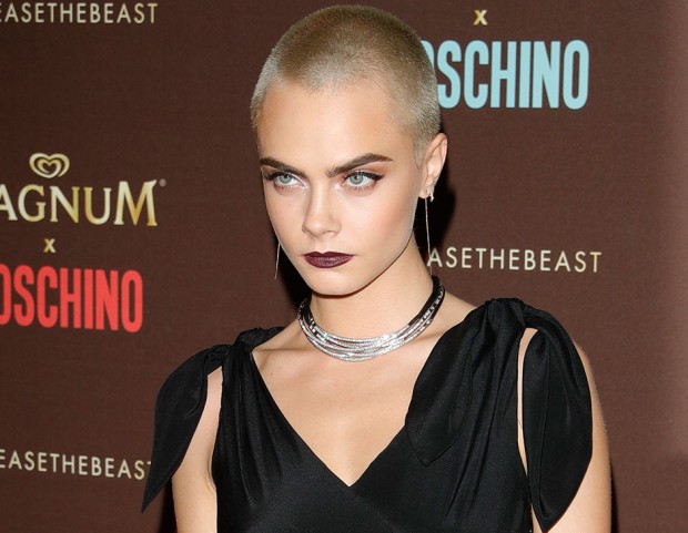 Da copiare subito il make up di Cara Delevingne al party Magnum x Moschino, con sopracciglia in primo piano, eyeliner e rossetto scuro. (Photo credit: Getty Images)