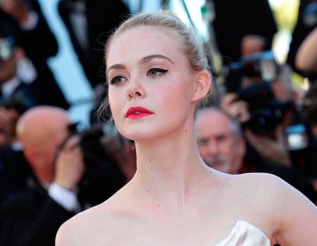 Ella Fanning ha stregato l’intera Croisette, con rossetto fucsia e cat-eye eyeliner. Make up by L’Oréal. (Photo credit: Getty Images)