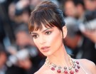 Emily Ratajkowski ha scelto un make up nei toni nude, con contouring per evidenziare gli zigomi e rossetto color carne. (Photo credit: Getty Images)