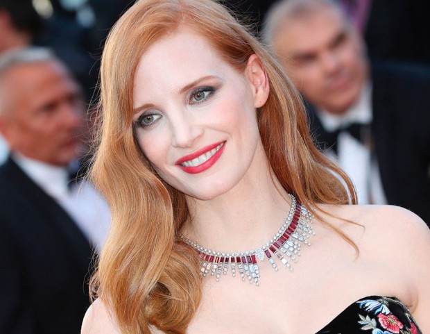 Jessica Chastain è super sofisticata con smokey eyes grigio e rossetto rosso fragola. L’acconciatura è a cura di Renato Campora per Moroccanoil. (Photo credit: Getty Images)