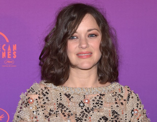 Trucco naturale e luminoso nei toni del rosa pesca per Marion Cotillard e long bob mosso naturale. (Photo credit: Getty Images)