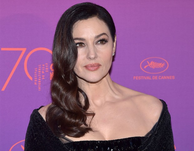 Elegantissima Monica Bellucci, madrina del Festival, con un’acconciatura a onde dal sapore vintage. (Photo credit: Getty Images)