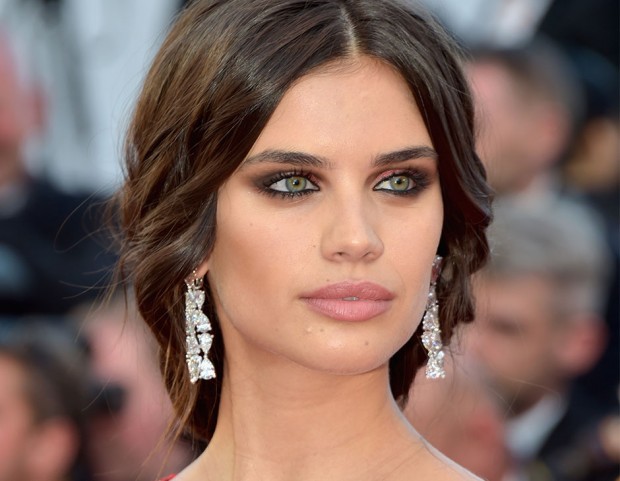 Una treccia morbida e romantica e uno smokey eyes bordeaux per esaltare gli occhi verdi di Sara Sampaio. (Photo credit: Getty Images)