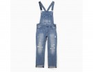 In denim scuro con strappi