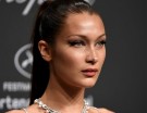 Il secondo look di Bella Hadid vede sempre protagonista un perfetto eyeliner. (Photo credit: Getty Images)