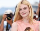 Il secondo look di Elle Fanning è tutto all’insegna della naturalezza, con rossetto matte e lentiggini in evidenza. (Photo credit: Getty Images)