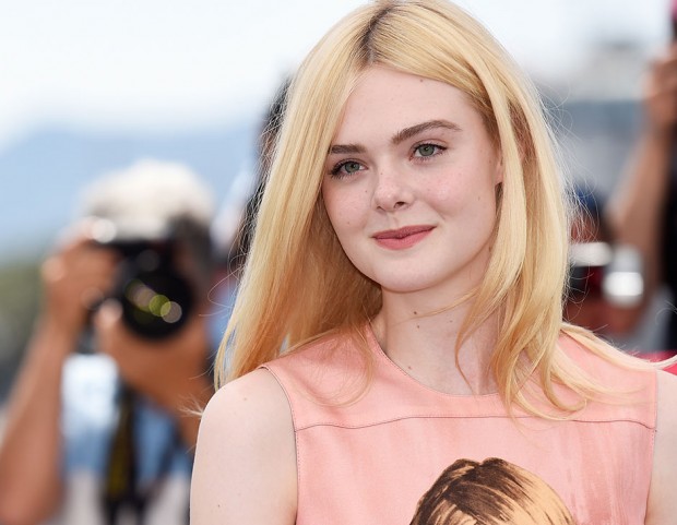 Il secondo look di Elle Fanning è tutto all’insegna della naturalezza, con rossetto matte e lentiggini in evidenza. (Photo credit: Getty Images)