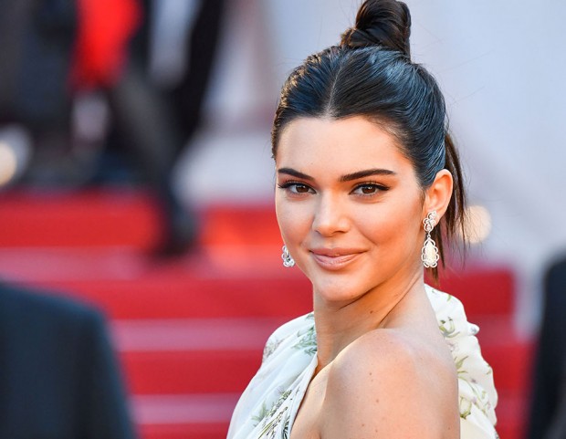 Beauty look naturale ma curato nei minimi dettagli e declinato in tonalità nude per Kendall Jenner. (Photo credit: Getty Images)