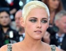 Smokey eyes color petrolio e capelli cortissimi platino per Kristen Stewart. (Photo credit: Getty Images)