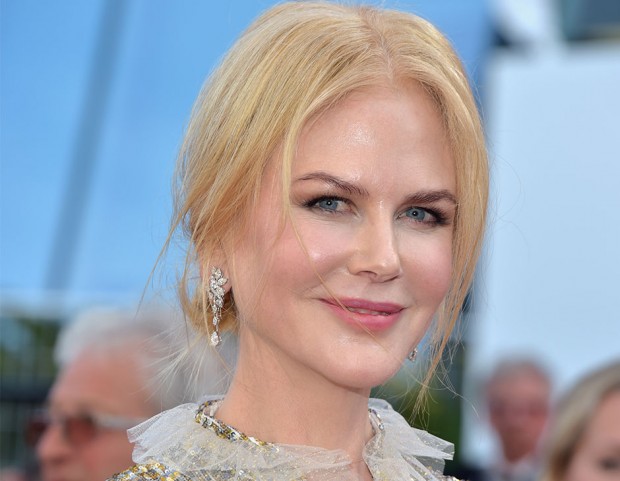 Raccolto morbido e dall’effetto spettinato per Nicole Kidman che, per il trucco, sceglie un incarnato glowing. (Photo credit: Getty Images)