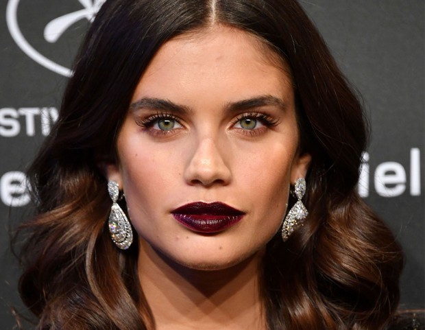 Il secondo look di Sara Sampaio ha il focus su labbra super dark. (Photo credit: Getty Images)