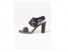 Sandali in pelle con occhielli metallizzati