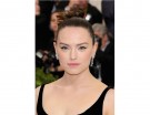 Top knot attorcigliato e tiratissimo per Daisy Ridley. (Photo credit: Getty Images)