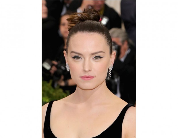 Top knot attorcigliato e tiratissimo per Daisy Ridley. (Photo credit: Getty Images)