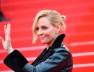 Uma Thurman sceglie uno chignon casual con ciuffo laterale. (Photo credit: Getty Images)