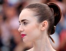 Lily Collins ha trasformato una coda di cavallo in un raccolto fermando la chioma con due fermagli. (Photo credit: Getty Images)